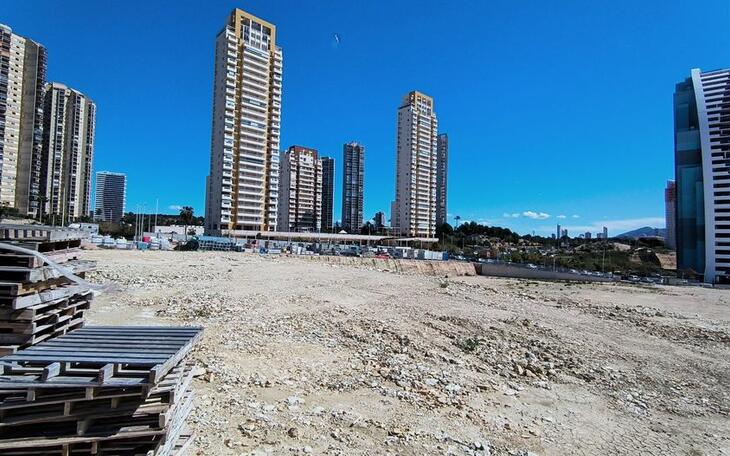 El PSOE denuncia el retraso en la construcción de la nueva pista de atletismo en Poniente